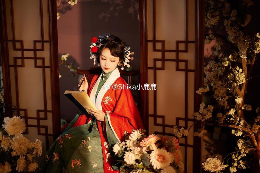 彩灯下的shika小鹿鹿年上彼女免cos作品，气质更迷人