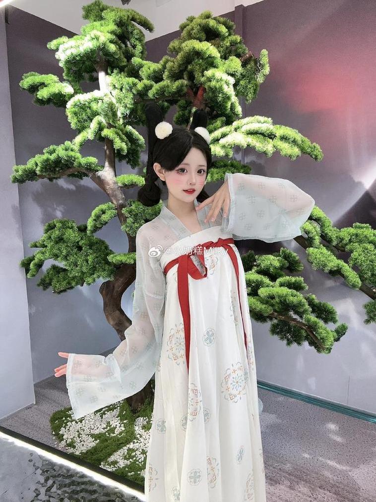揭秘小奶糕milky森萝财团cos背后的故事，让你更了解博主