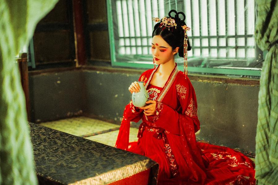 回味她那婉约的微笑：沧霁桔梗cos兔女郎经典作品
