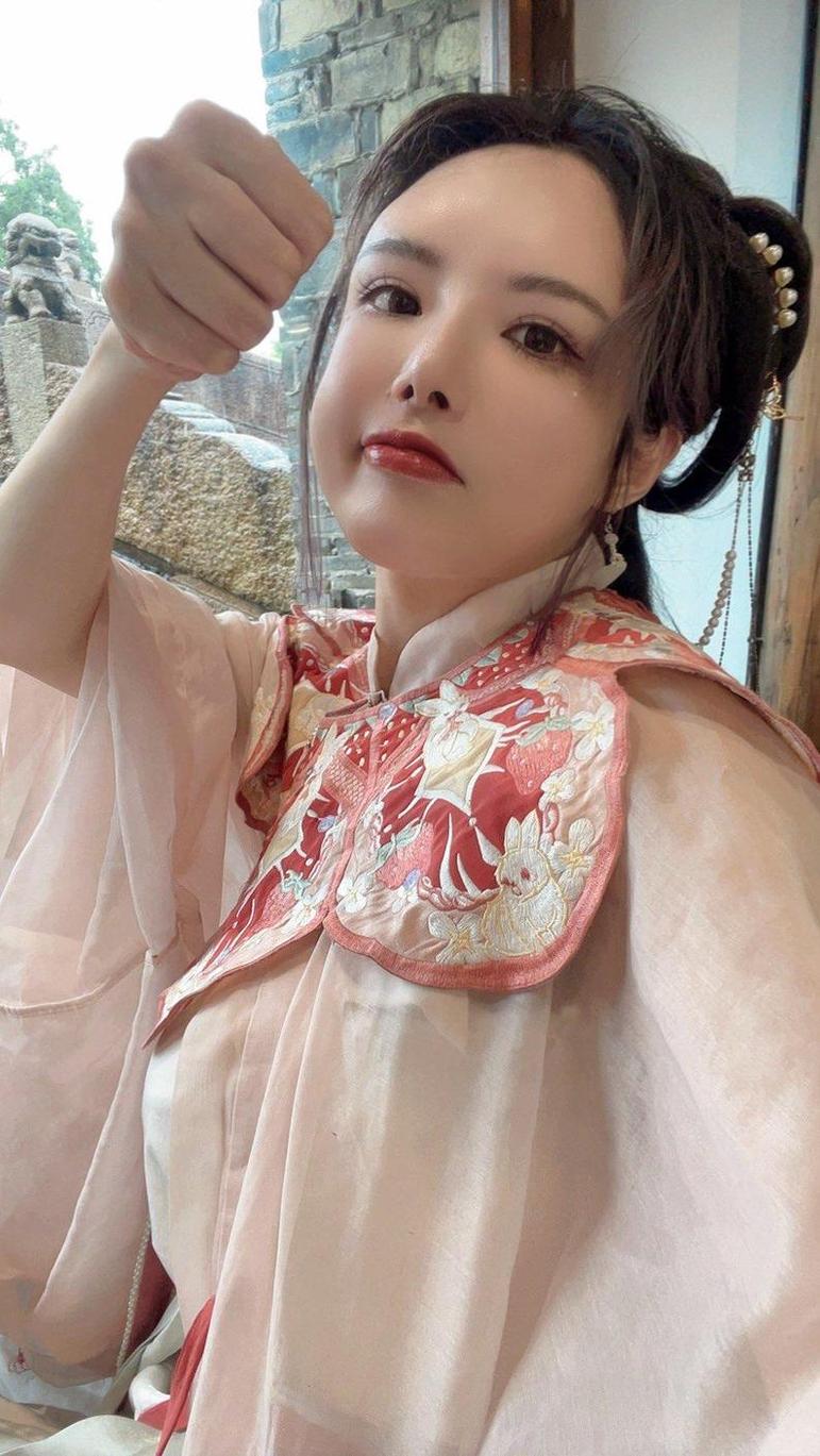 秋和柯基暗金色连体衣的美图，秋日灵魂的曼妙舞蹈。