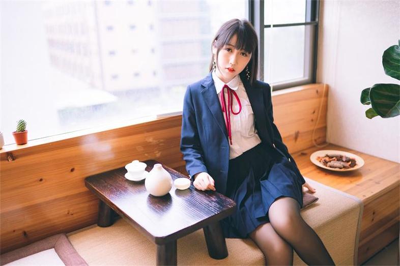 穿上不呆猫睡衣，化身可爱宅女，拍摄全新cos作品。