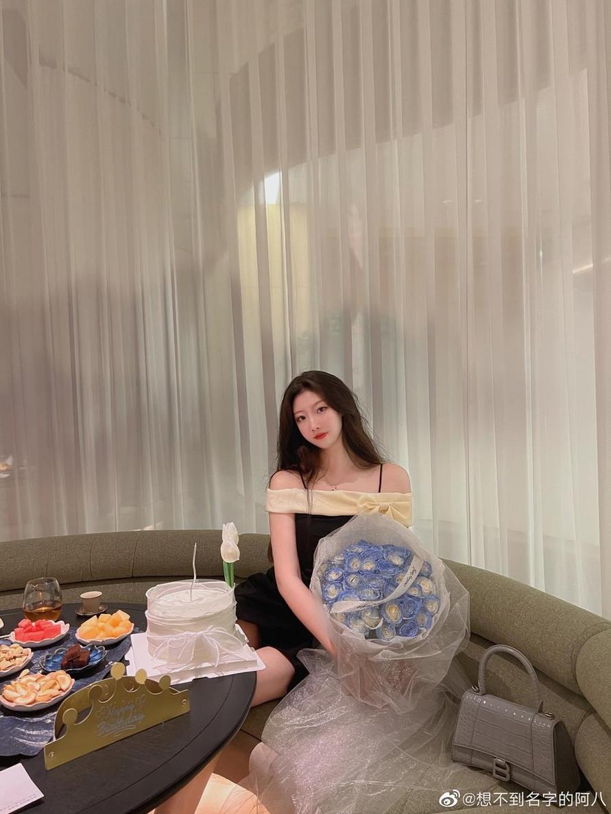 完美复刻：想不到名字的阿八cos嫦娥彻底演绎了古典美感的精髓