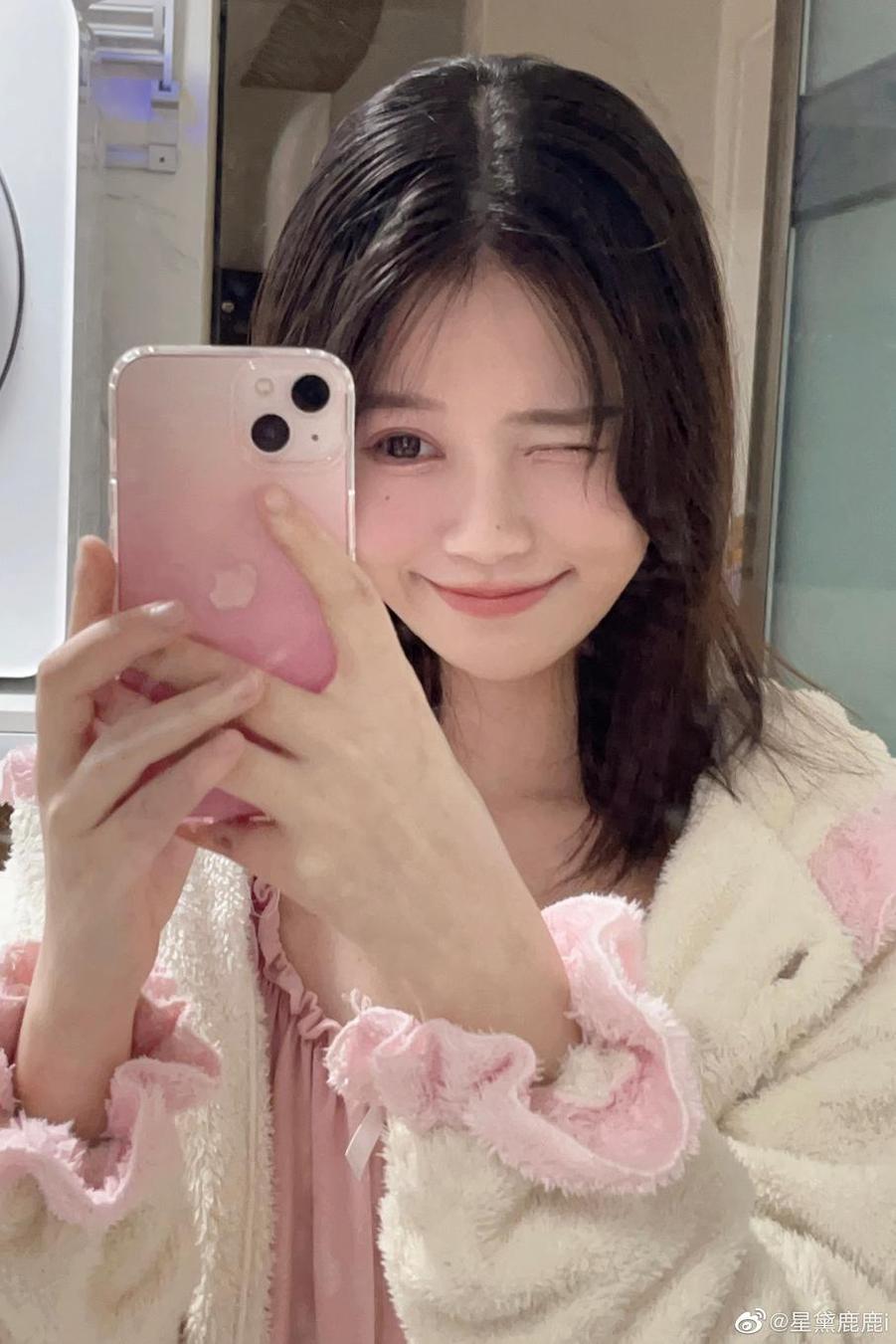 千反田鹿子图包无删：完美展现cos之美。