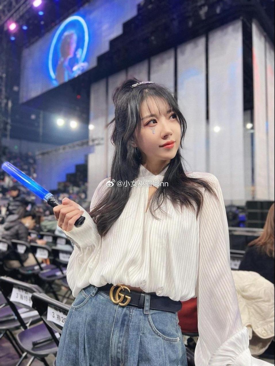 小女巫露娜帝王套图片集，超绝技巧和极致丝滑的发型