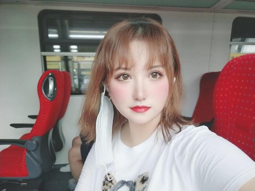 图片里的夏鸽鸽不想起床眼镜，让你沉醉其中