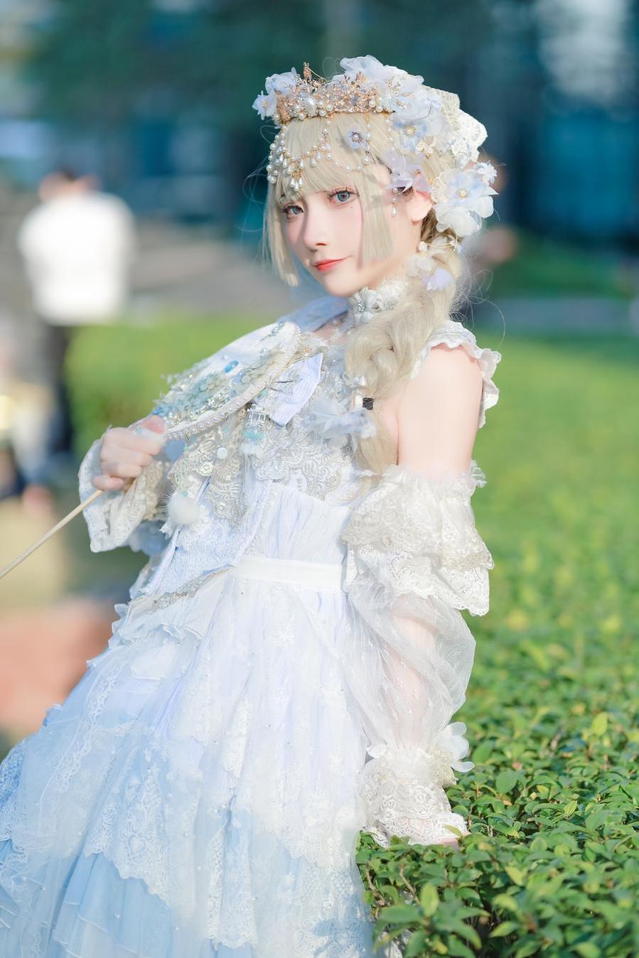 这些是三不是世w写真的合集展现了cos的魅力，希望你们喜欢。