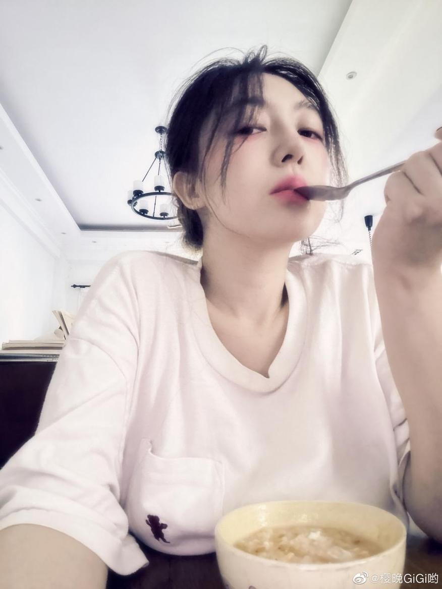 独树一帜的cos摄影作品，樱晚gigi下雨诠释别样美感