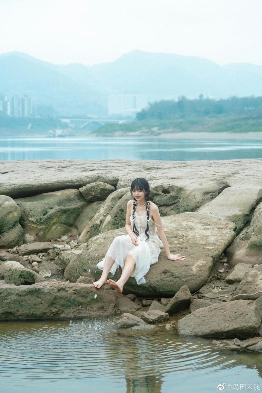 云溪溪奶桃桃水浴：天真无邪照片套
